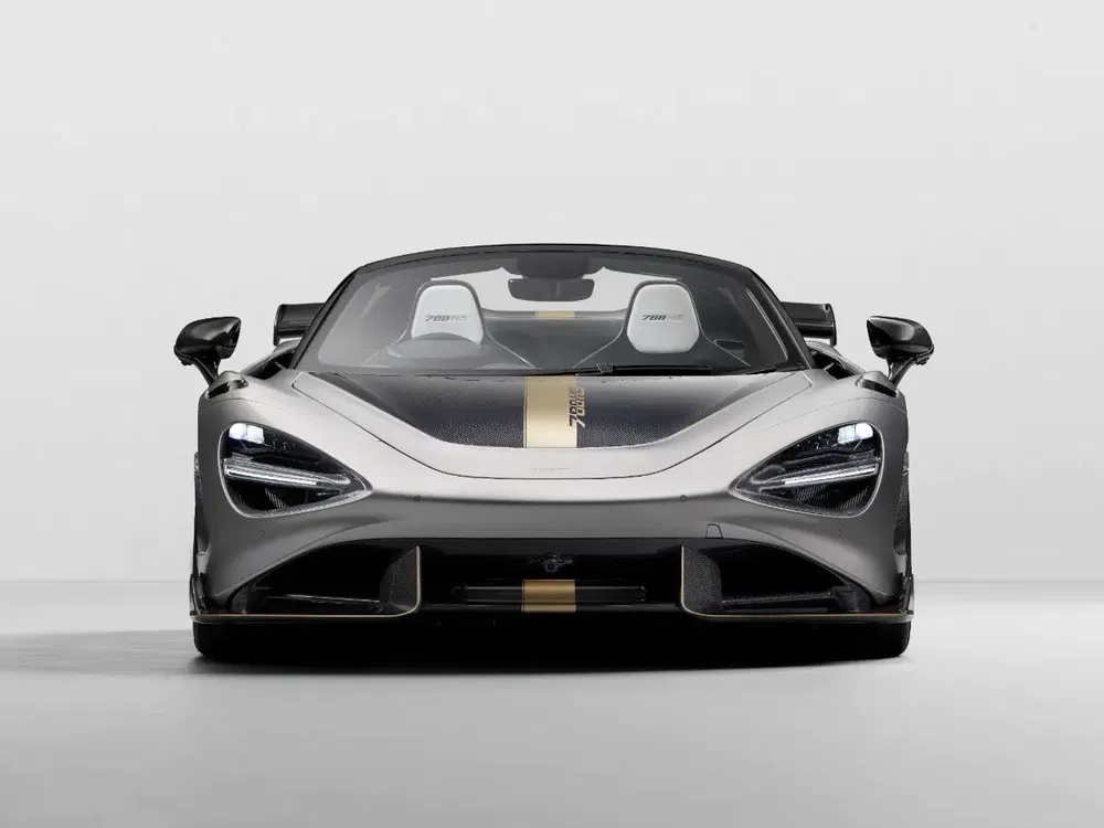 McLaren 765LT Spider speciale editie grijs, opvallende gouden centrale streep.