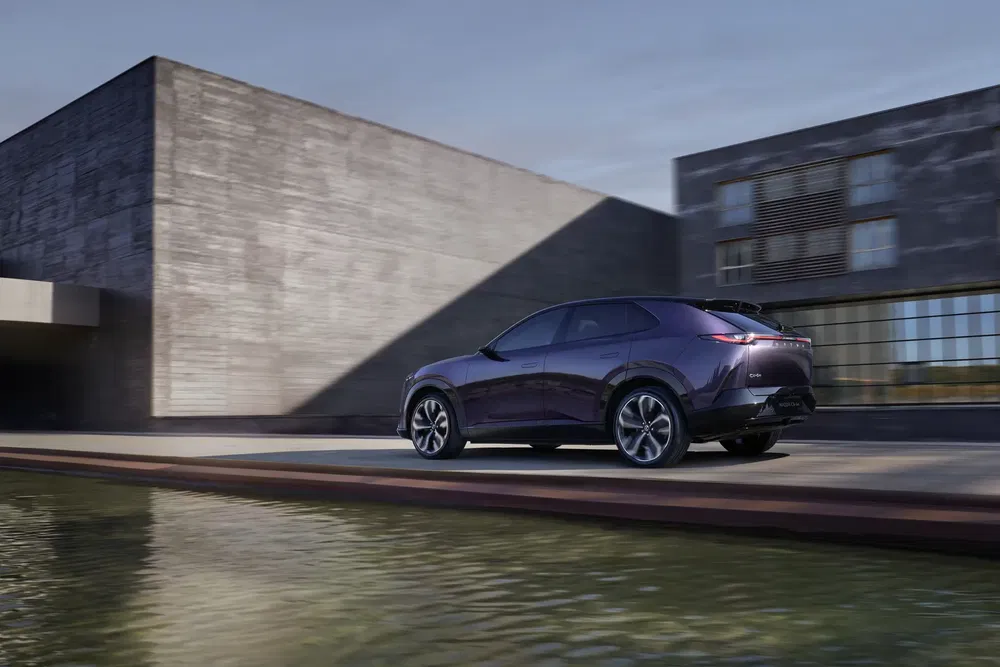 Cadillac Lyriq 2023 en extérieur, design moderne devant un bâtiment minimaliste.
