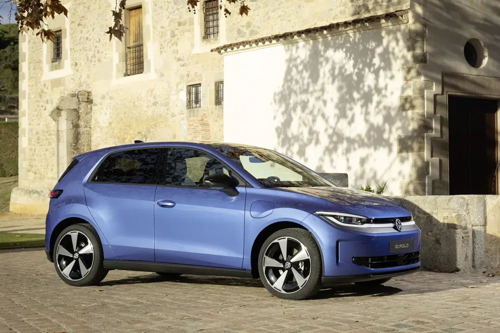 {"fr":"Volkswagen Polo bleu garée devant un bâtiment en pierre, à l'ombre d'un arbre.","nl":"Blauwe Volkswagen Polo geparkeerd voor een stenen gebouw in de schaduw van een boom."}