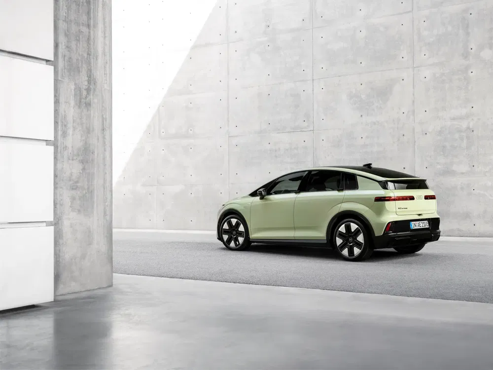 {"fr":"Audi Q6 e-tron vert clair garée devant un mur en béton, design moderne et épuré.","nl":"Lichtgroene Audi Q6 e-tron geparkeerd voor een betonnen muur, modern en strak design."}