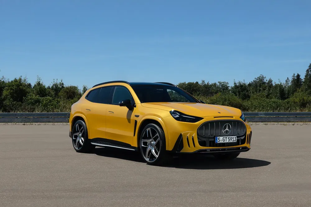 Gele Mercedes SUV op weg, met sportief en modern design.