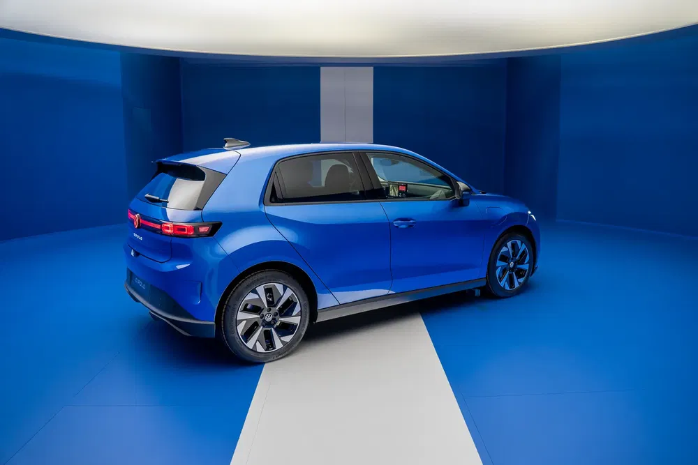 Volkswagen électrique bleue dans un studio moderne avec éclairage, design épuré et lignes aérodynamiques.
