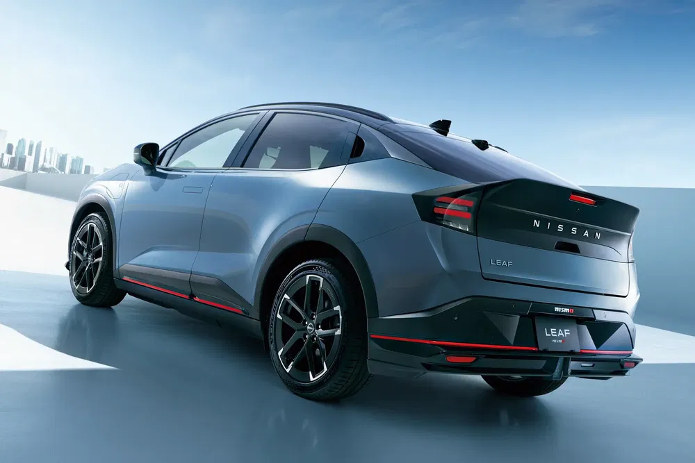 {"fr":"Vue arrière d'une Nissan Leaf Nismo grise, design sportif, ciel dégagé en arrière-plan.","nl":"Achteraanzicht van een grijze Nissan Leaf Nismo, sportief ontwerp, heldere lucht op de achtergrond."}