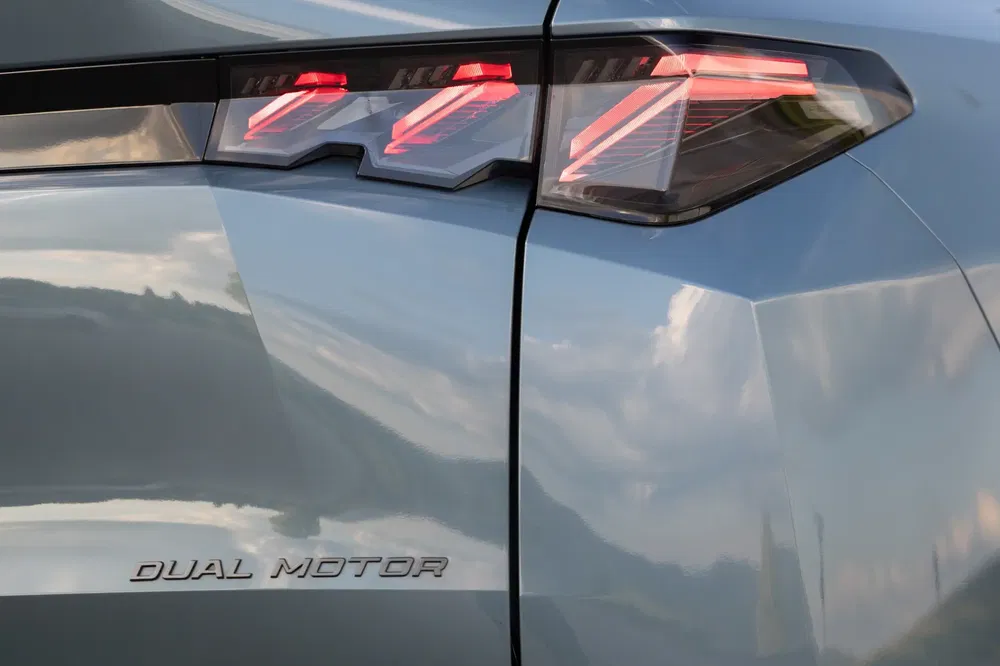 Feu arrière de voiture électrique à double moteur avec design moderne élégant.