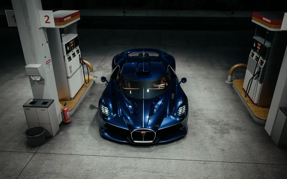 Bugatti geparkeerd bij een tankstation 's nachts, licht weerkaatst op blauwe carrosserie.