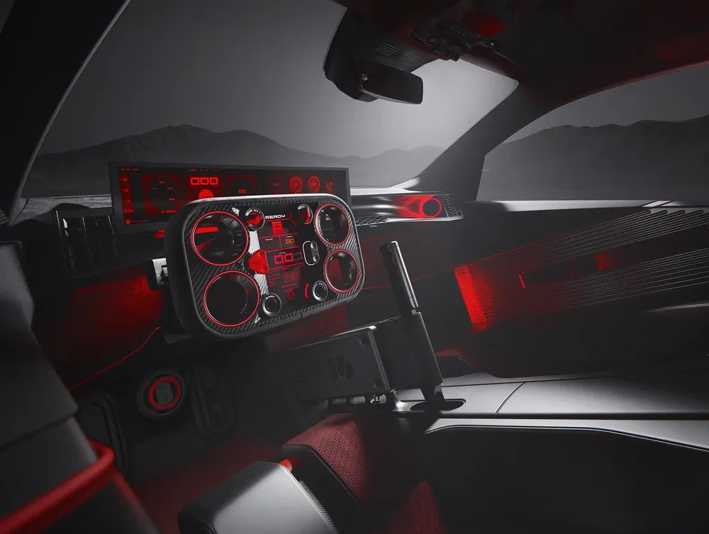 Intérieur futuriste de voiture avec tableau de bord numérique et éclairage rouge.