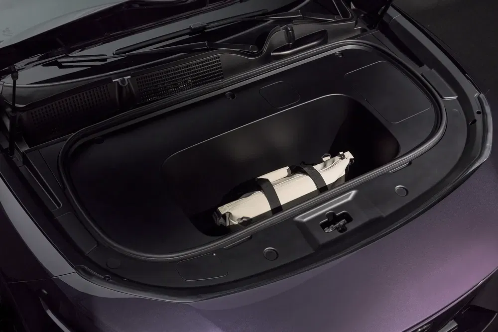 Coffre avant de la Lucid Air avec espace de rangement et sac blanc attaché.