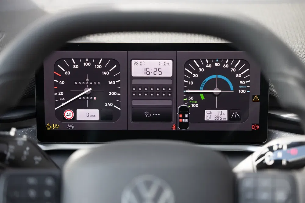 Digitale Volkswagen-dashboard, met snelheidsmeter en rij-informatie-displays.