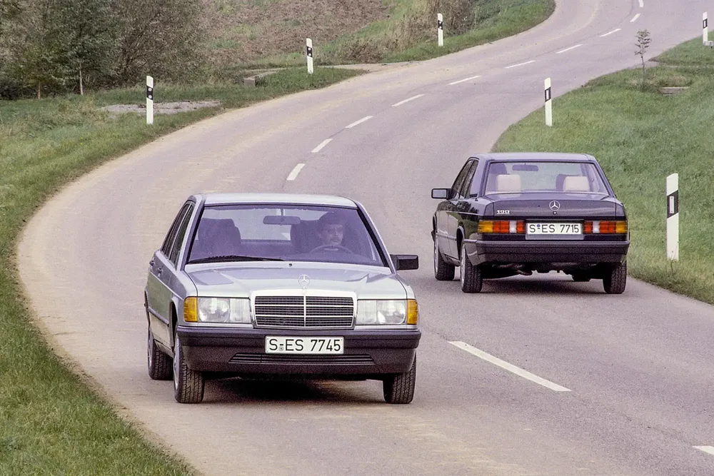 {"fr":"Deux Mercedes-Benz W201 sur une route de campagne sinueuse.","nl":"Twee Mercedes-Benz W201 op een kronkelende plattelandsweg."}