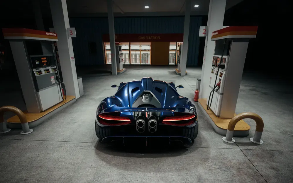 Blauwe Bugatti supercar bij een tankstation 's nachts, indrukwekkend achteraanzicht.