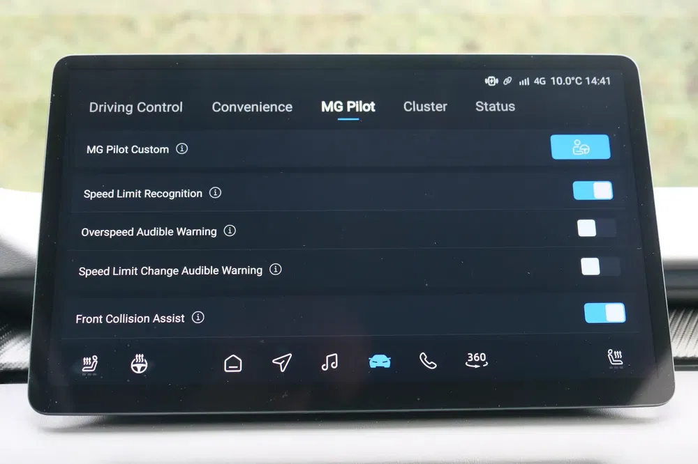 Écran d'infodivertissement MG, affichant les options de conduite assistée comme la reconnaissance des limites de vitesse.