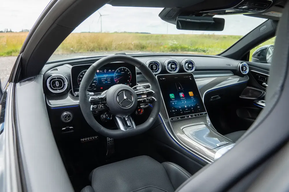 Intérieur moderne de Mercedes avec tableau de bord numérique et volant élégant.