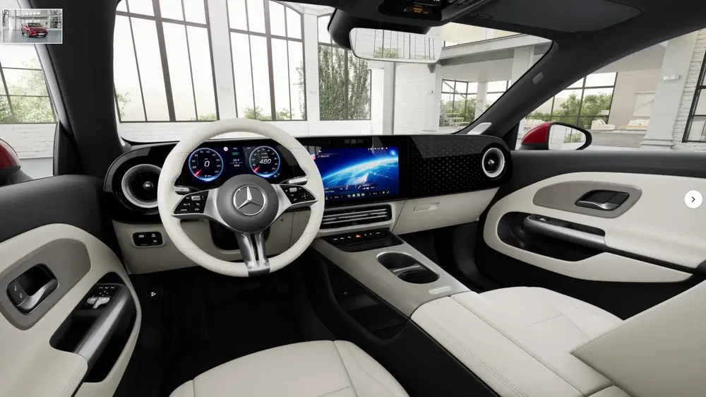 Luxe interieur van Mercedes-Benz met digitaal dashboard en stijlvol lederen stuur.