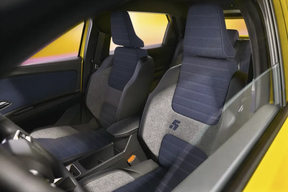 Intérieur de voiture compacte Seat avec sièges en tissu bleu et gris moderne.
