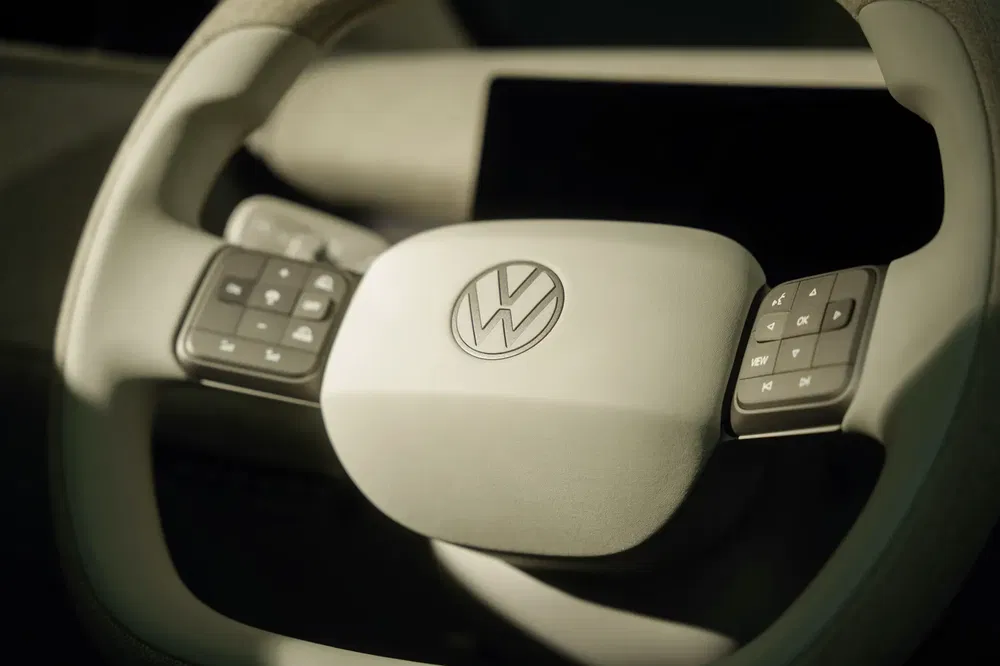 Moderne Volkswagen-stuur met geïntegreerde bediening, symbool voor autoinnovatie.