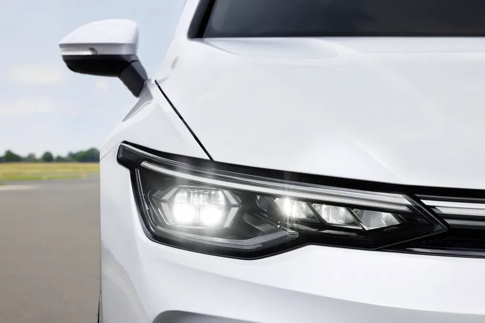 LED-koplamp van een Volkswagen Golf 2023 toont een modern en stijlvol ontwerp.