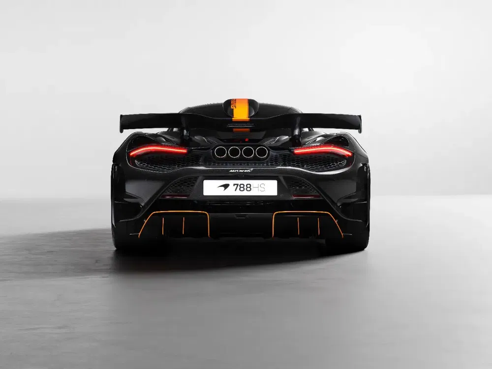 Achteraanzicht van een zwarte McLaren 788 HS met kenmerkende achterspoiler en achterlichten.