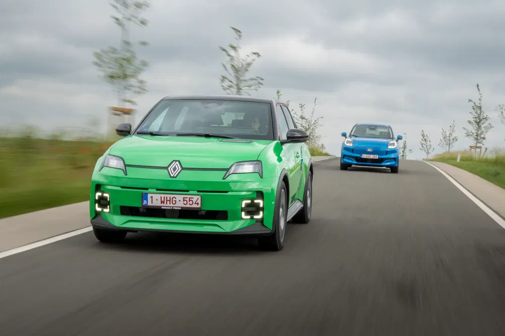 {"fr":"Renault électrique verte et bleue sur une route de campagne, conduite dynamique.","nl":"Groene en blauwe Renault elektrische auto's op landelijke weg, dynamische rit."}
