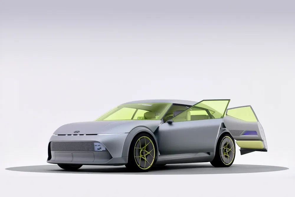 Conceptauto Toyota, futuristisch design, open deuren, groen licht, gele velgen.