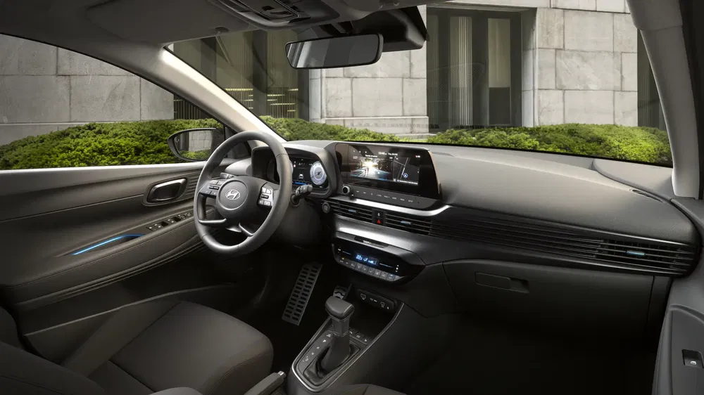 Intérieur de la Hyundai Elantra moderne avec tableau de bord numérique et écran tactile.