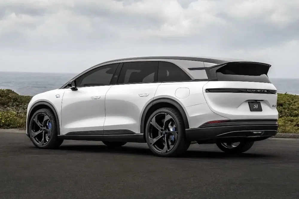 Witte elektrische SUV op weg, achterkant, strakke en moderne uitstraling.