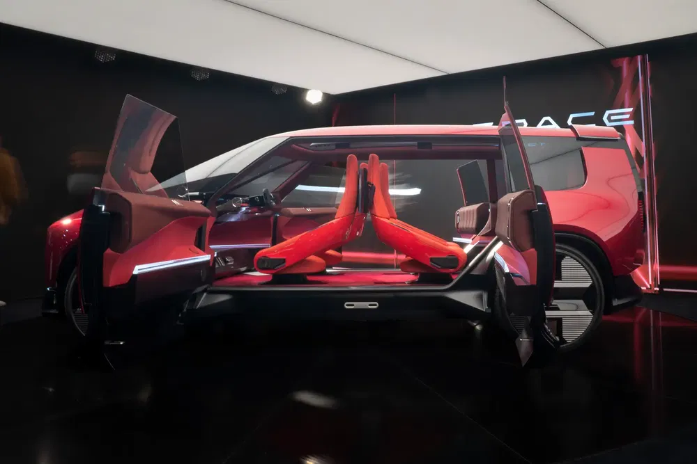 Rode Lincoln SUV concept met opengevouwen deuren en futuristisch interieur.
