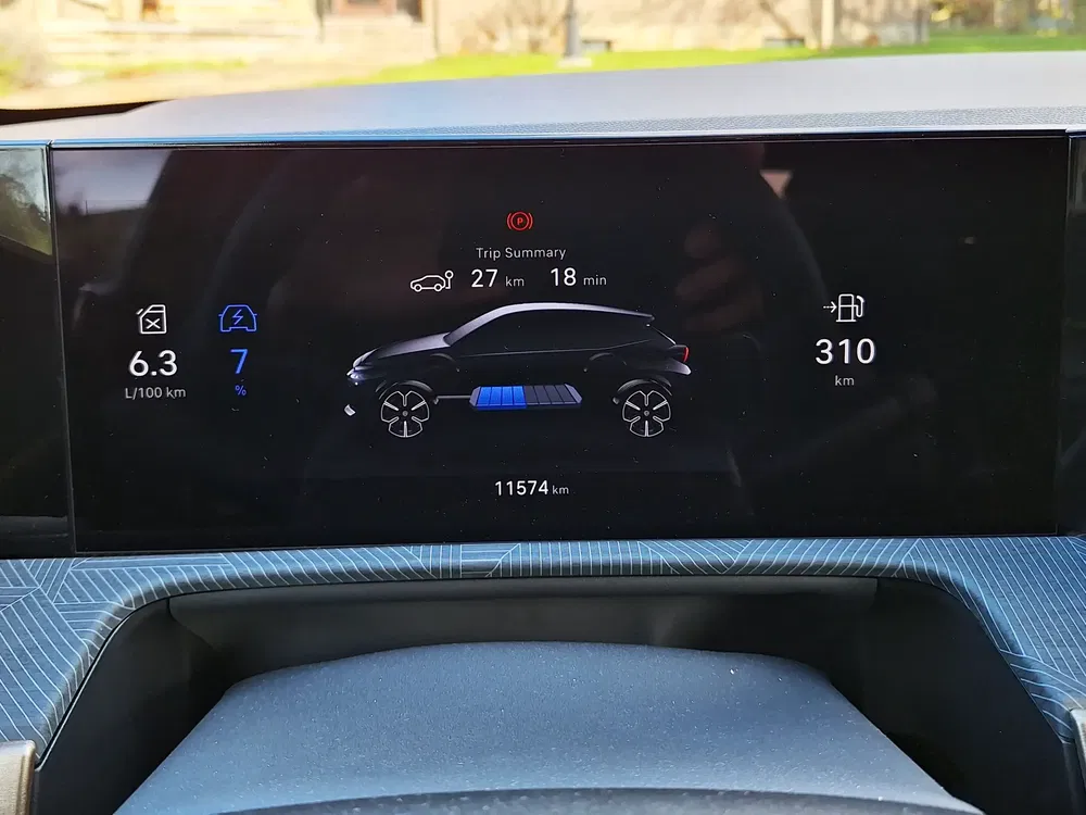 Tableau de bord de voiture affichant résumé de voyage, consommation et autonomie restante de 310 km.