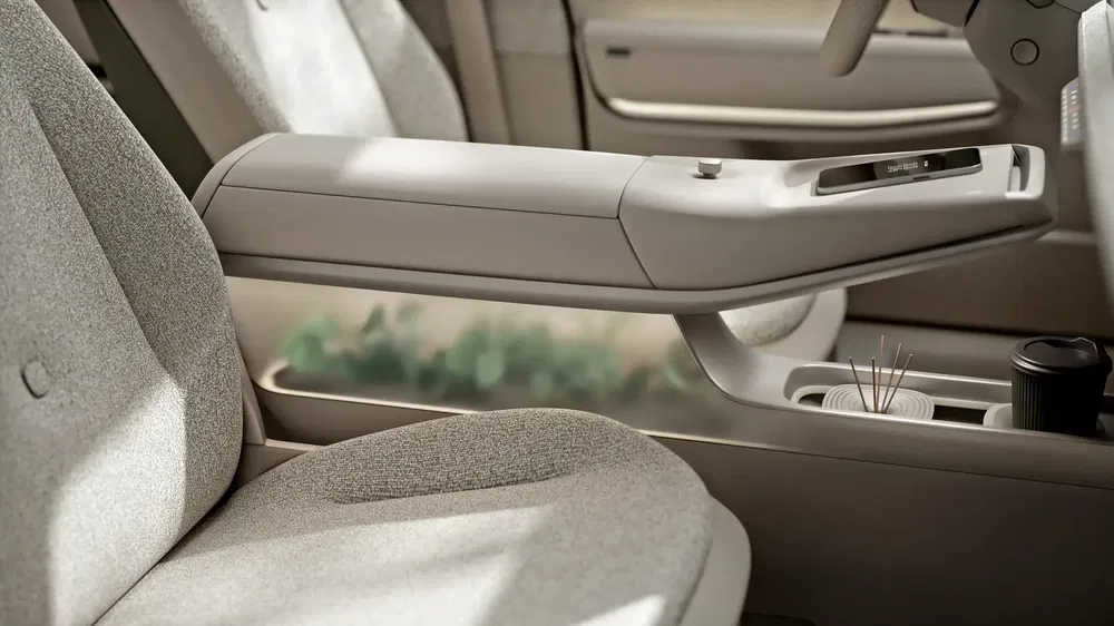 Interieur Hyundai Grandeur 2024 met moderne middenarmsteun en hoogwaardige materialen.