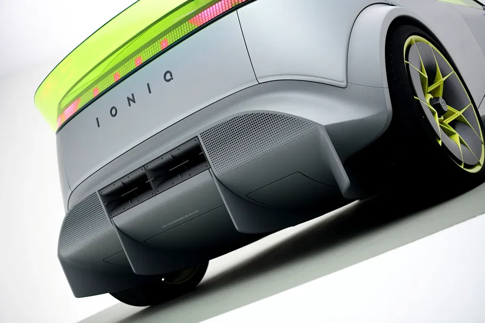 Achteraanzicht van Hyundai Ioniq met felgroene spoiler en stijlvolle velgen.