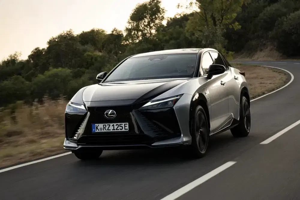 Lexus RZ électrique sur route sinueuse, design moderne et dynamique.