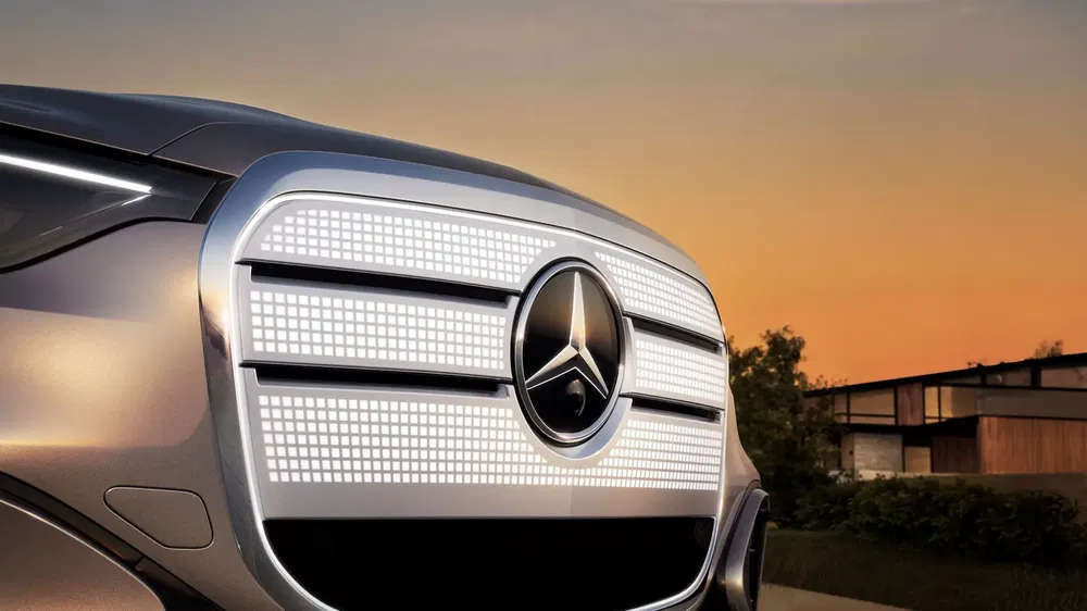 Calandre lumineuse Mercedes au coucher du soleil, design moderne et sophistiqué.