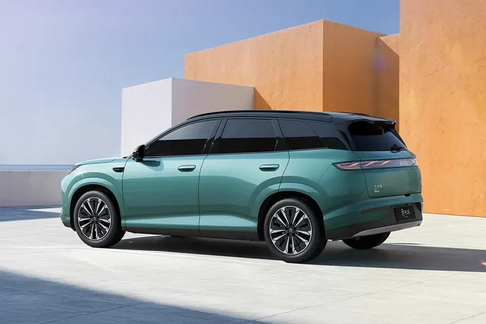 {"fr":"SUV électrique Changan SL03 vert, design moderne sur fond de bâtiments géométriques orange.","nl":"Groene Changan SL03 elektrische SUV, modern ontwerp voor geometrische oranje gebouwen."}
