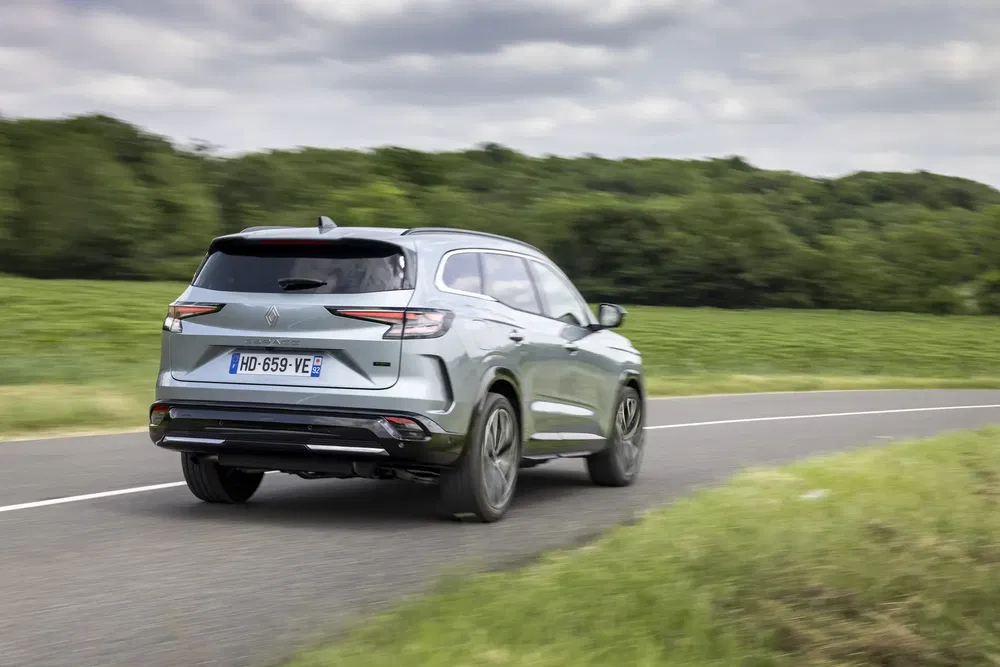 Moderne SUV op een landelijke weg, gestroomlijnd ontwerp en Europese kentekenplaat.