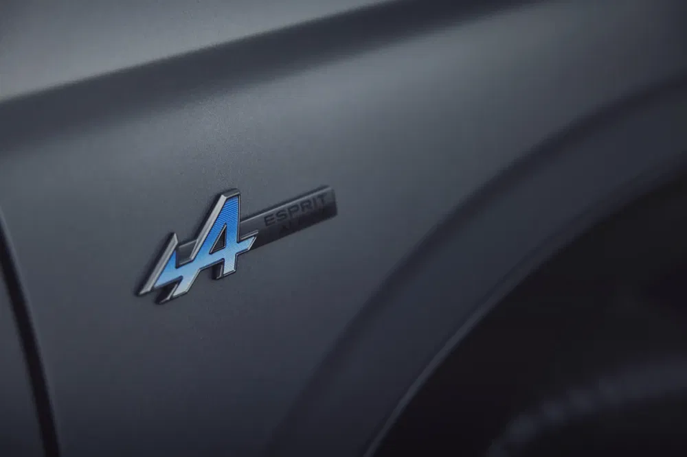Logo Alpine Esprit sur carrosserie grise aux lignes épurées.