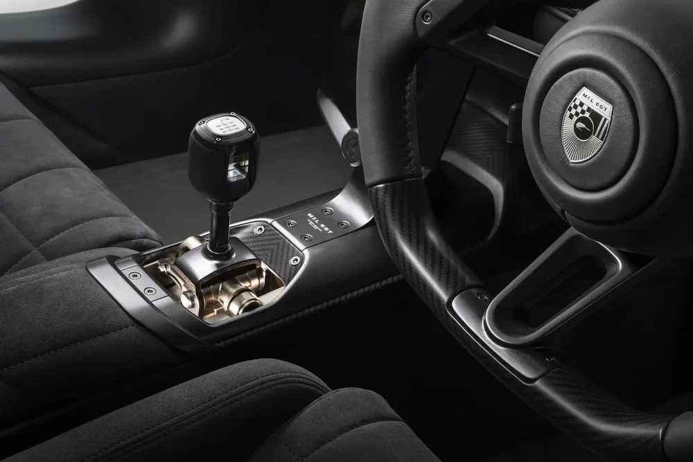 Interieur van auto met stuur en luxe handgeschakelde versnellingspook Morgan Plus Four.