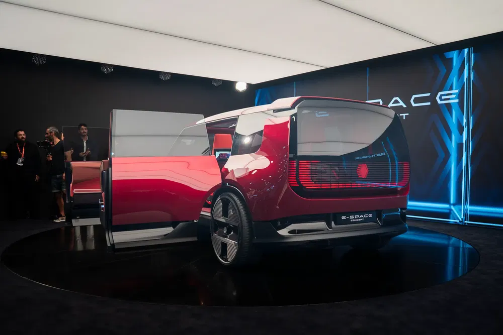 Rode Renault Espace conceptauto, open deuren, futuristisch ontwerp op de autoshow.