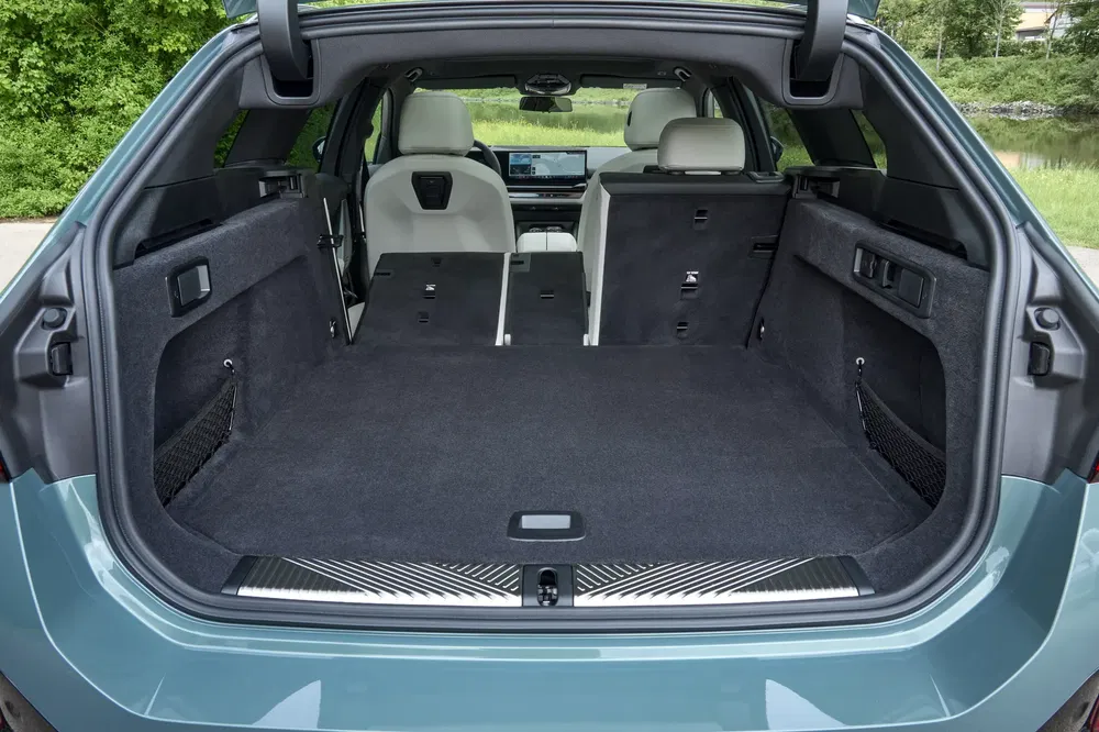 Coffre spacieux du Hyundai Ioniq 5 avec sièges arrière rabattus en milieu naturel.