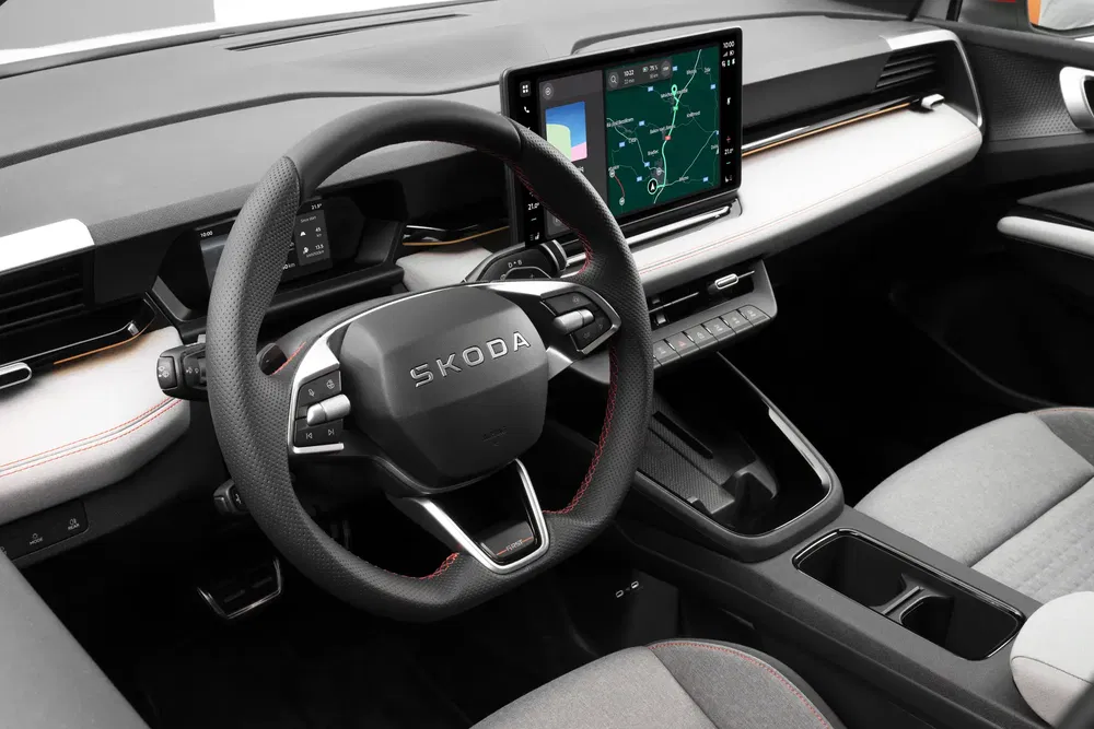 Intérieur moderne de Skoda avec écran tactile et volant multifonction en cuir.