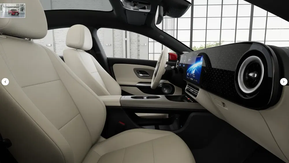 Luxe interieur Mercedes-Benz met beige lederen stoelen en modern digitaal scherm.