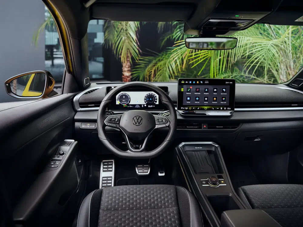 Moderne Volkswagen-interieur met stuur en touchscreen, stijlvolle en technologische vormgeving.