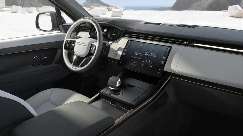 Intérieur du Land Rover Range Rover moderne avec tableau de bord numérique et volant sleek.