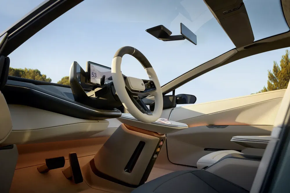 Futuristisch interieur van een elektrische auto met digitaal dashboard en modern stuur.