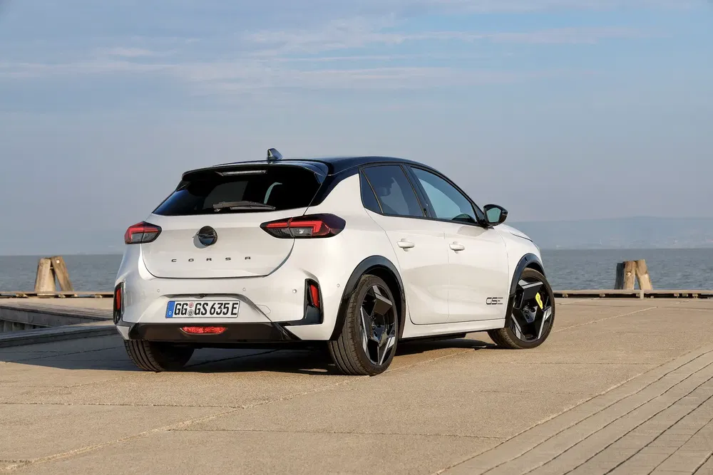 Opel Corsa électrique stationnée près de l'eau, profil arrière élégant et moderne.