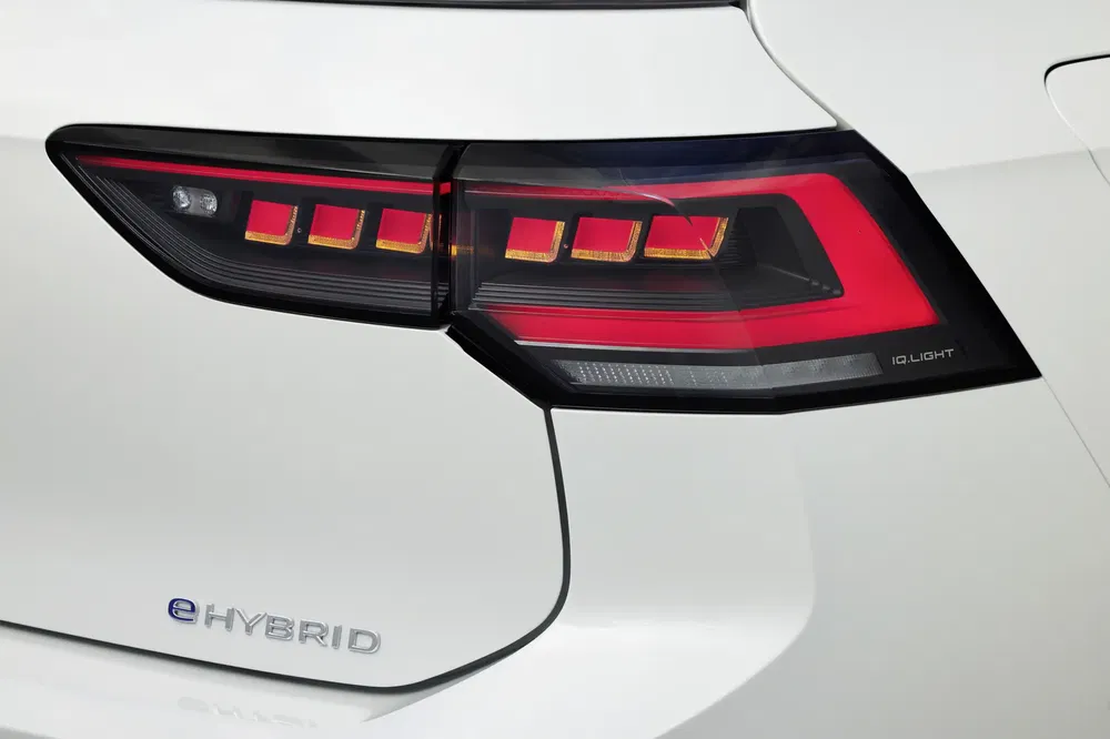 Achterlichten Volkswagen eHybrid met modern IQ Light ontwerp op witte carrosserie.