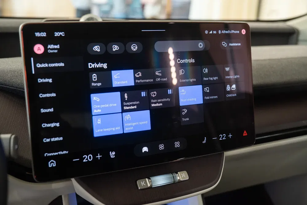 Tableau de bord numérique voiture électrique affichant paramètres de conduite et contrôles divers.