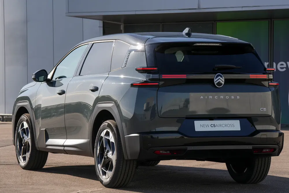 Citroën C5 Aircross grijs, achterkant, modern ontwerp, geparkeerd voor gebouw.