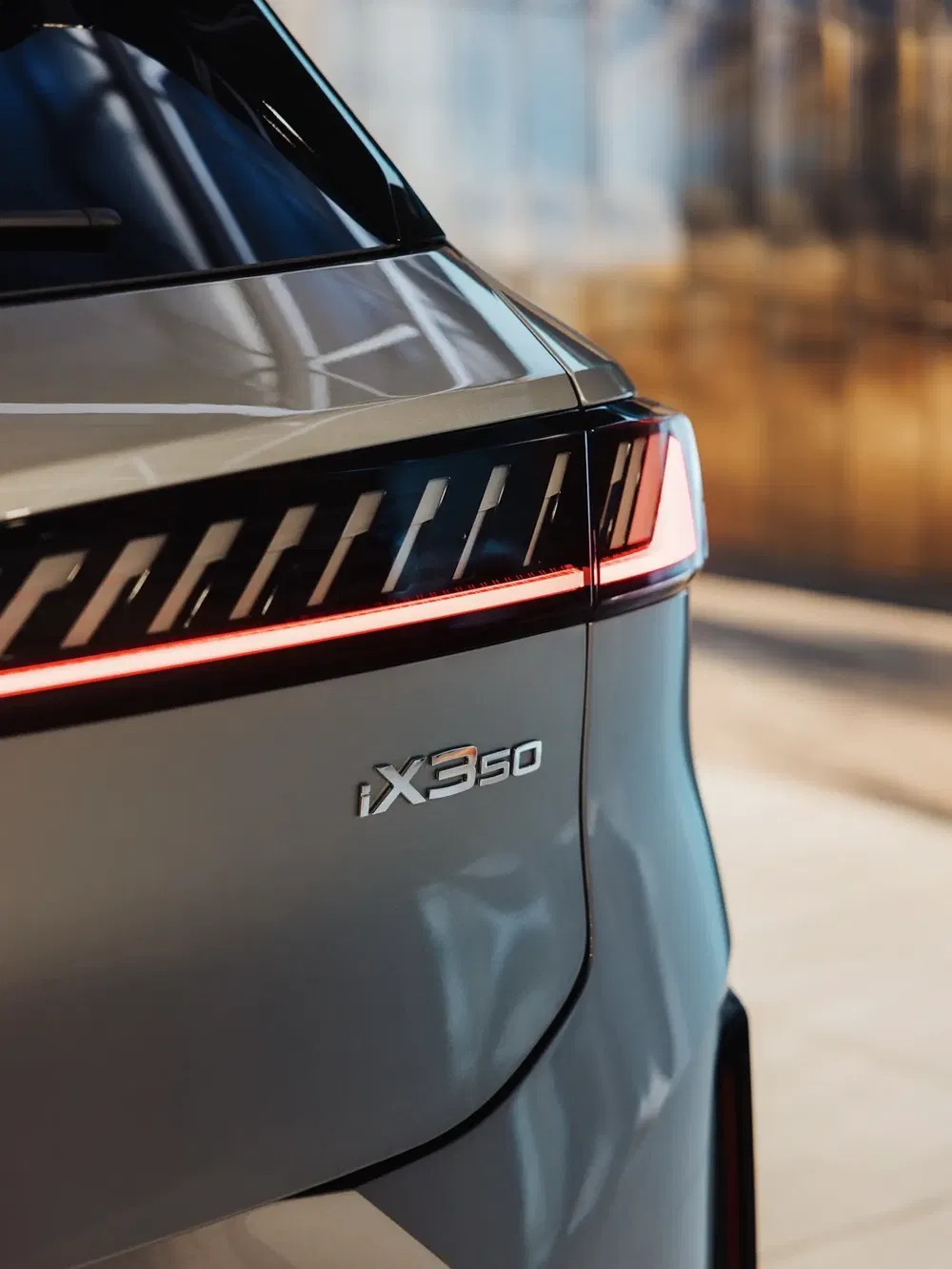Achteraanzicht van de iX350-auto met stijlvolle achterlichtontwerp.