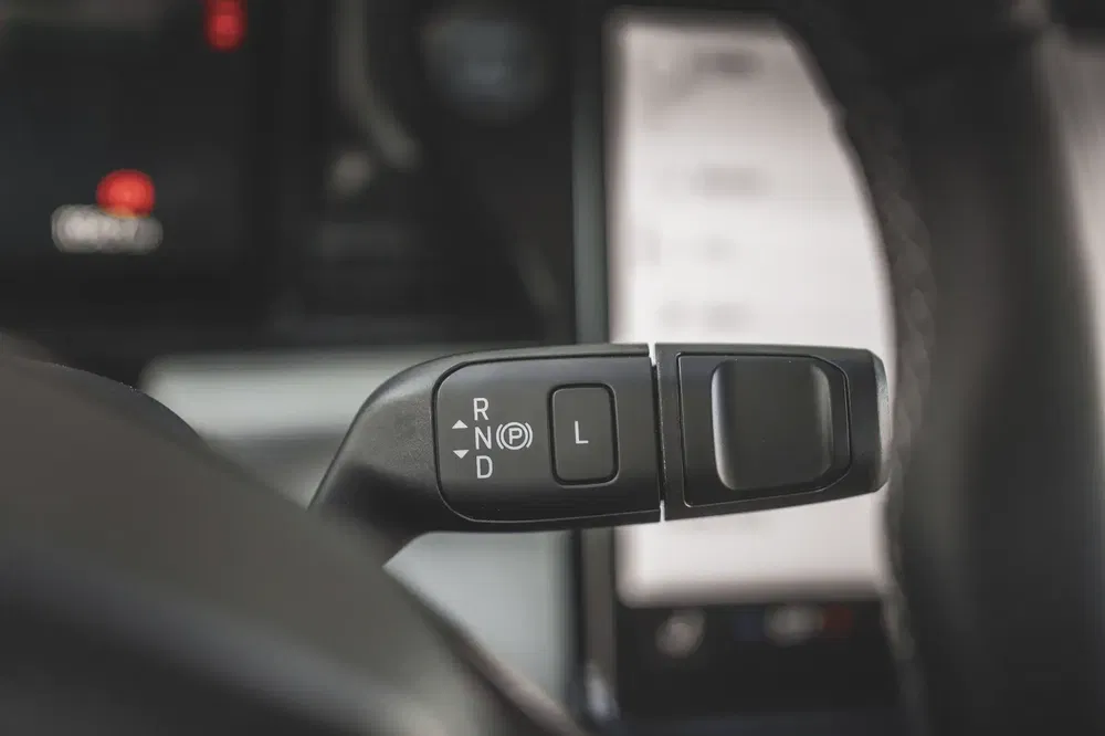 Levier de vitesse Tesla Model 3 avec options de sélection, vue intérieure détaillée.
