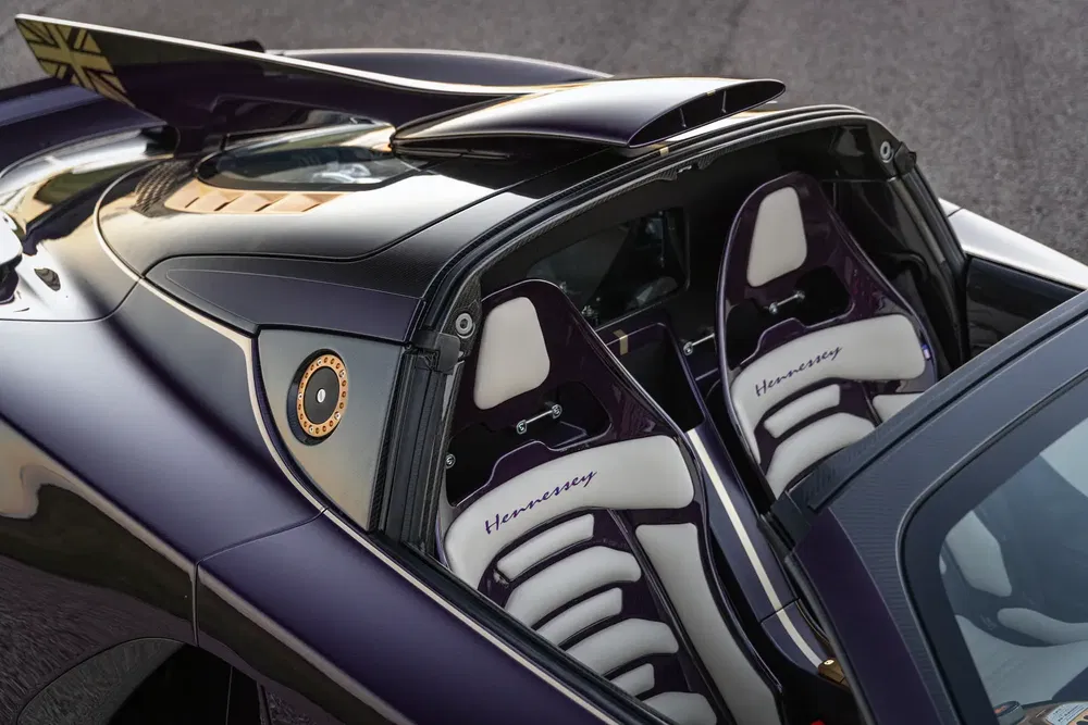 Luxueus interieur van Hennessey-supercar, sportstoelen met opvallend aerodynamisch ontwerp op de achtergrond.