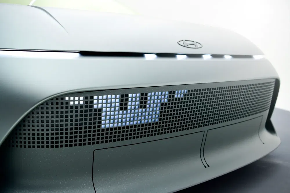 Geavanceerd digitaal rooster van de Hyundai Ioniq met moderne LED-verlichting.